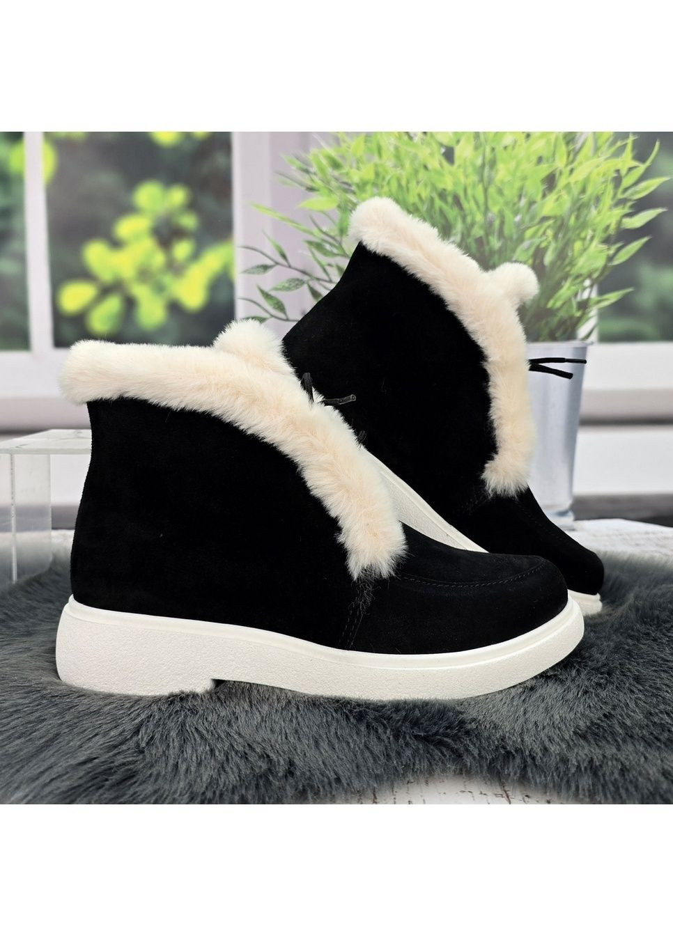 Зимние женские зимние ботинки из натуральной замши черные с белым меховым опушением AMIR из натуральной замши