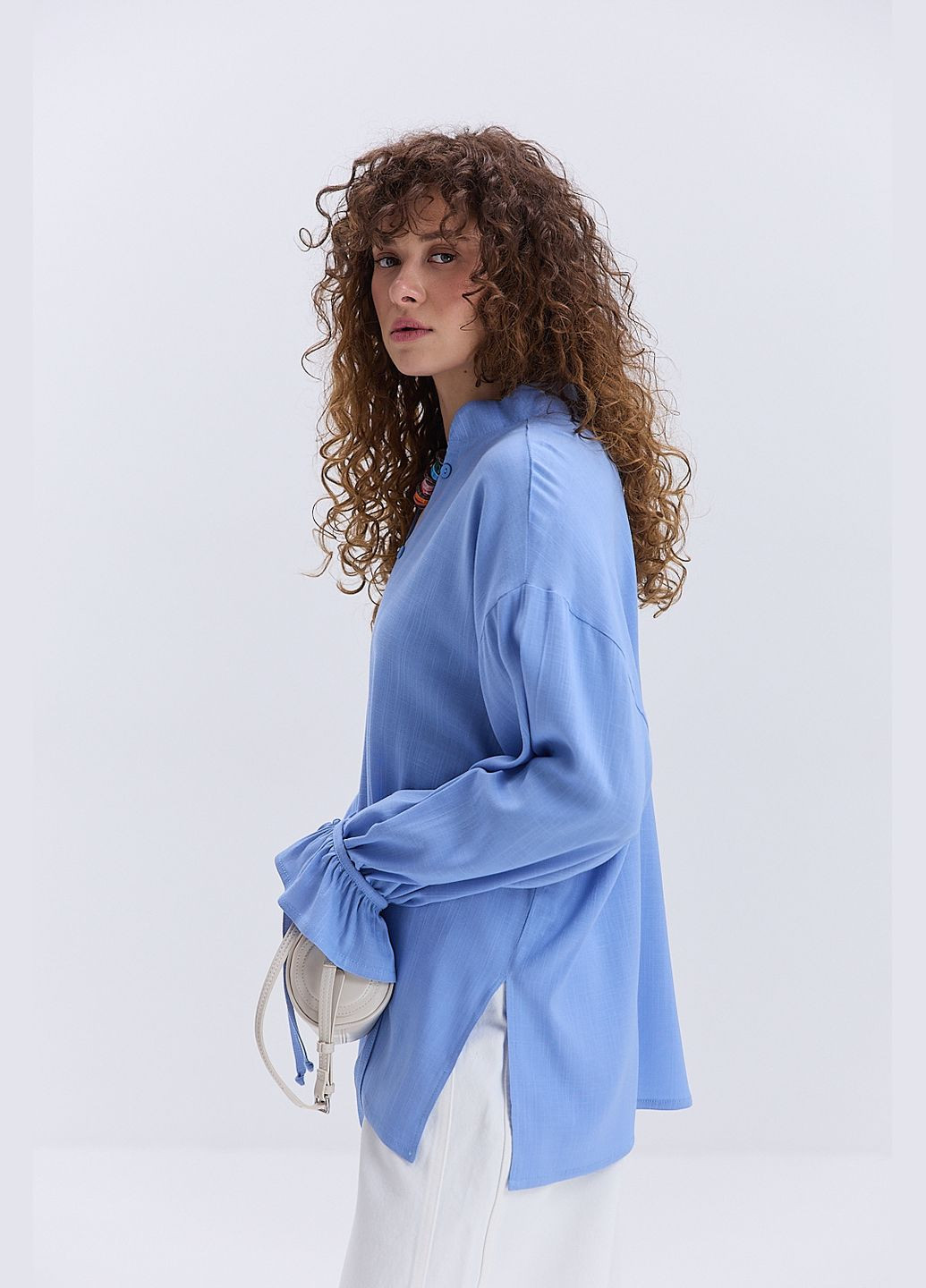 Голубая блуза oversize с рюшами внизу рукавов Arjen