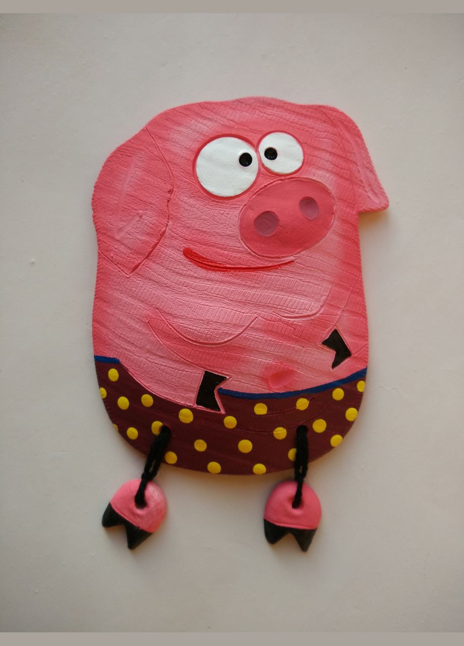 Керамическое настенное панно "Дарящий любовь поросенок" (коричневые шорты в желтый горошек) Коти&Ангели (301532922)