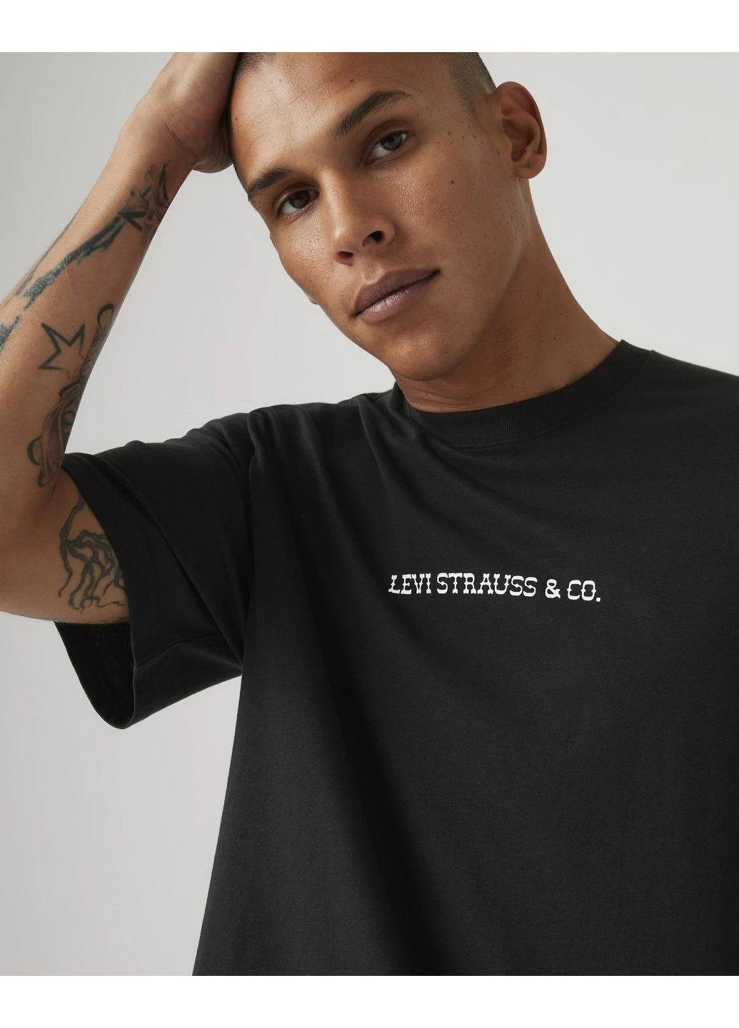 Черная футболка Levi's