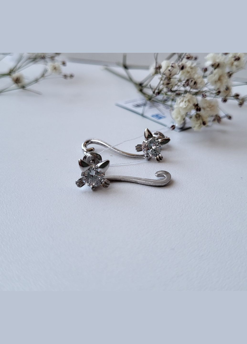 Серебряные серьги гвоздики Кошечка с белыми камнями на закрутках серебро 925 пробы Родированное 51727р вес 3.6 No Brand (306741470)