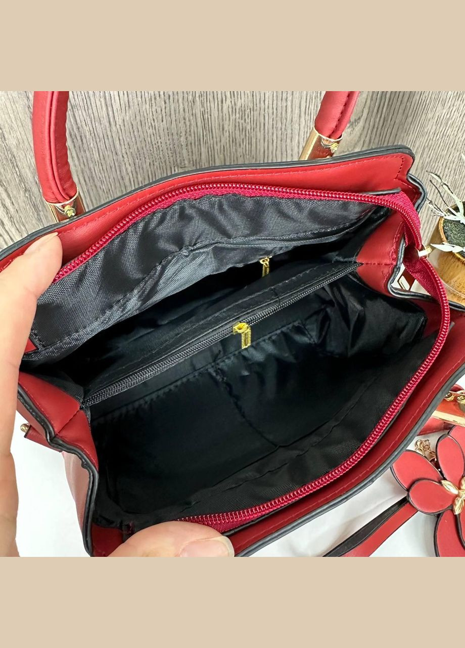 Жіноча сумочка з вишивкою квіточками та з брелоком Чорний No Brand (298997754)