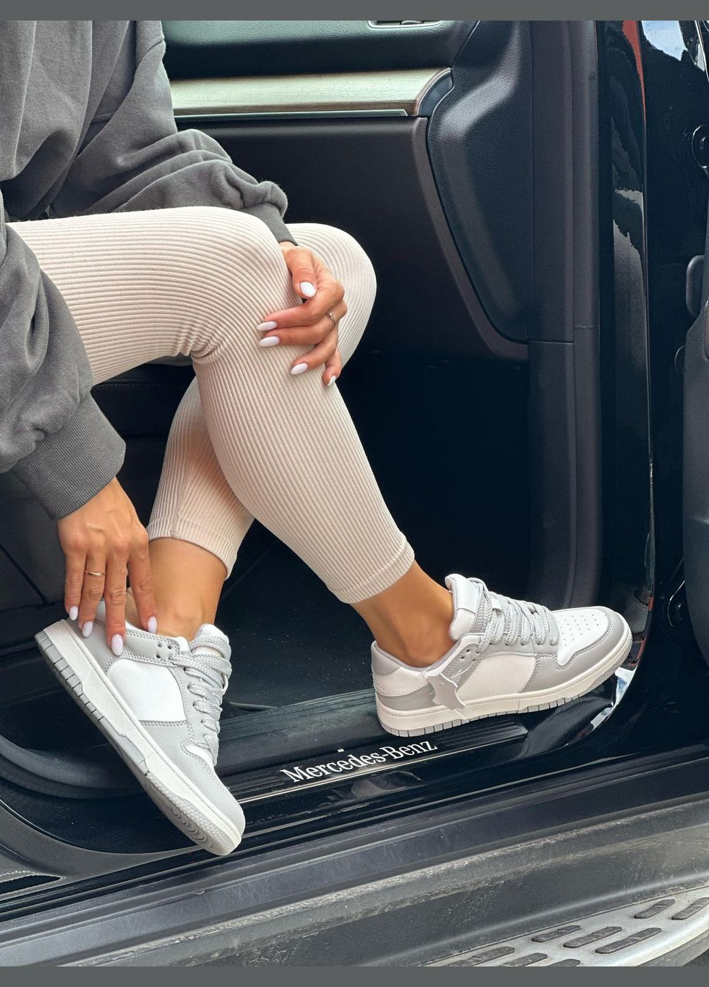 Сірі кросівки жіночі демісезонні кеди для дівчат сіро білі спортивні зручні No Brand