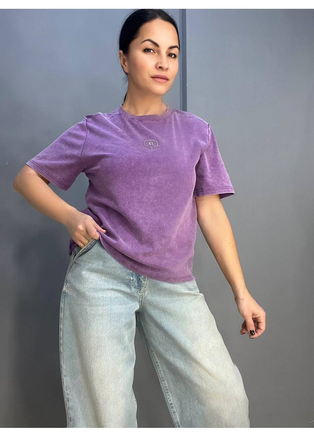 Футболка женская A-N 02517 вареная аппликация буква "R" из камней впереди средней длины one size No Brand - (315589179)