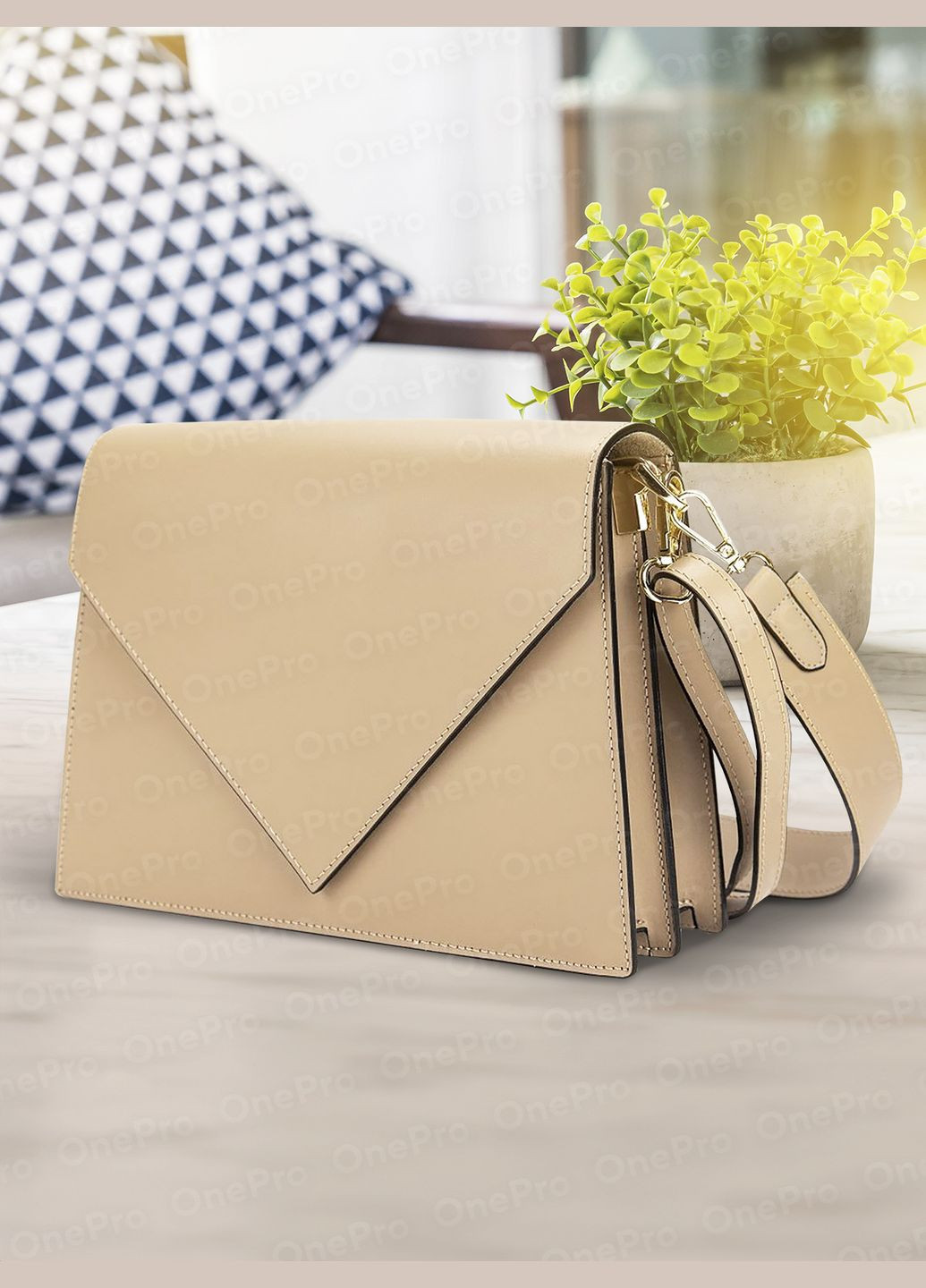 Жіноча сумка клатч через плече трендова сумка трапеція містка сумка з широким ременем модна сумочка Бежева 73505 OnePro (321867862)