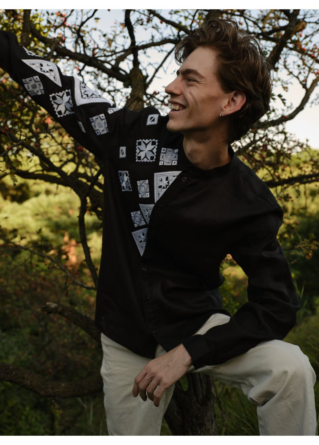 Чёрная черная мужская вышиванка на пуговицы говерла с белой вышивкой MOTYV узор орнамент лен (360999072)