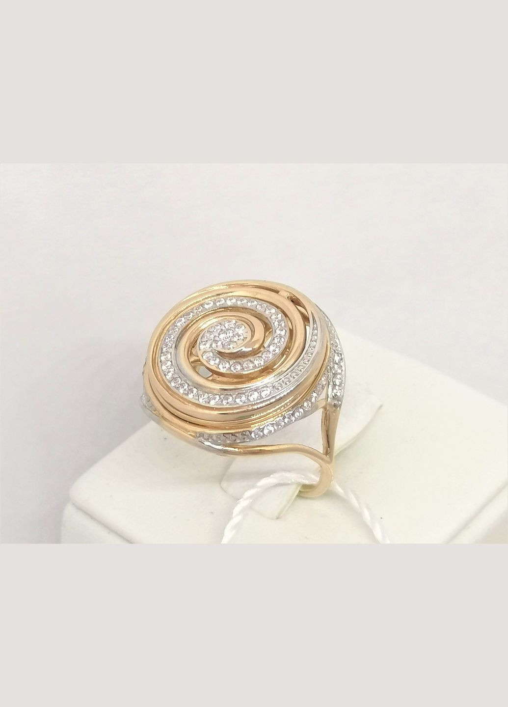 Золоте кільце з фіанітами. 1710379 Родинні коштовності (325822103)