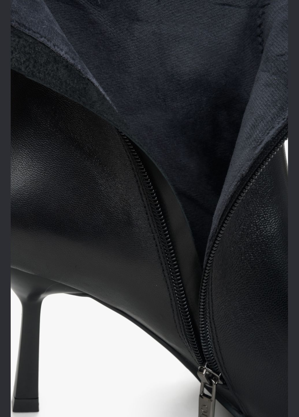 Осенние сапоги, цвет черный Estro