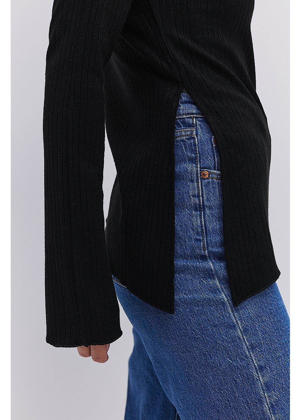 Женский трикотажный лонгслив в черный рубчик с асимметричным низом Arjen (364967537)