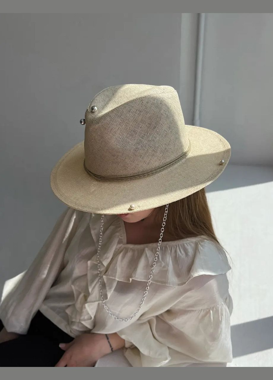 Шляпа Федора женская на лето светло-бежевая с серебристой цепью и брошью D.Hats (283022792)
