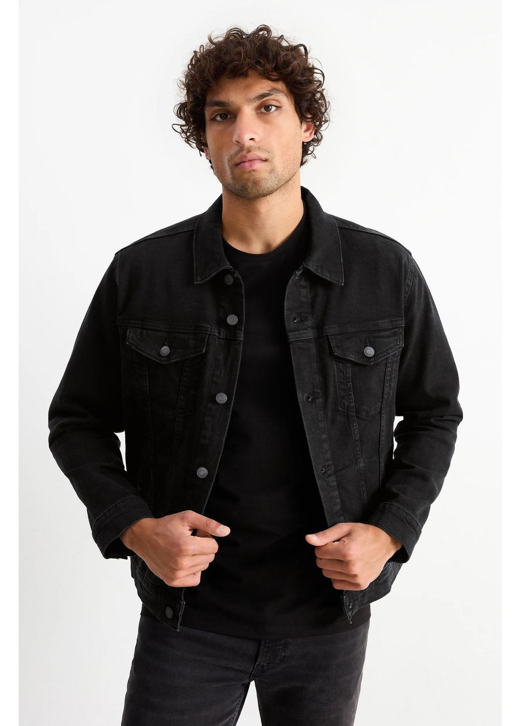 Чорна демісезонна джинсова куртка C&A