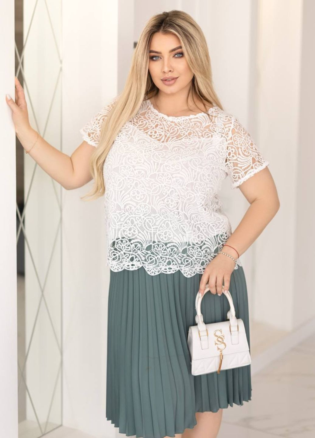 Белая прозрачная блуза с вышивкой на подкладке с баской Україна