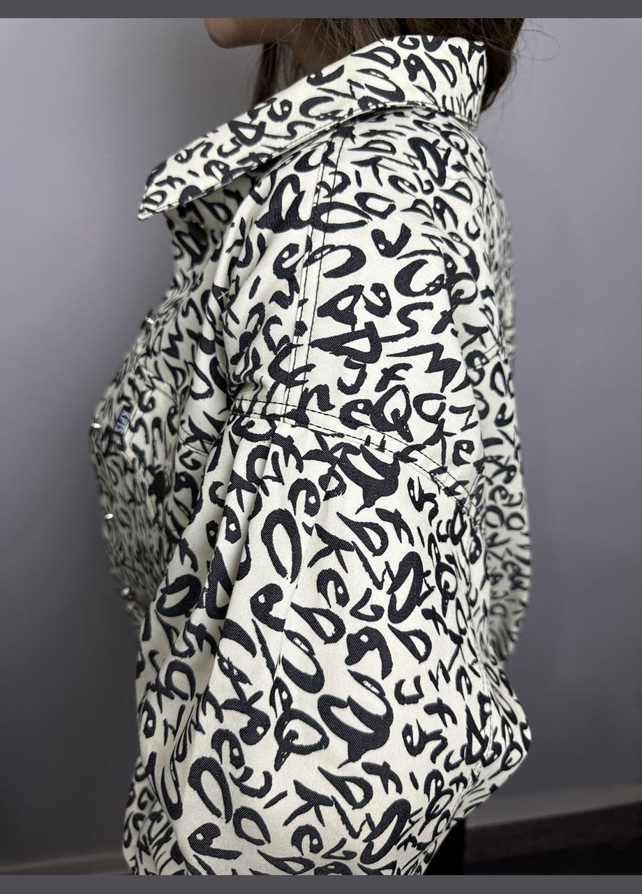Комбінована демісезонна жіноча куртка молочна джинсова коротка mkkc9029-1 Modna KAZKA