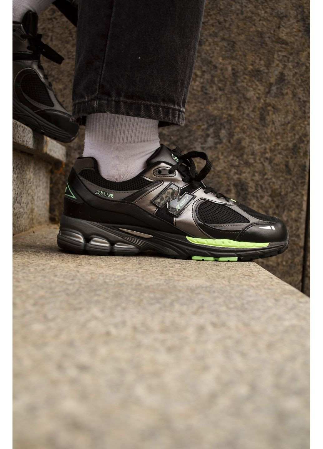 Серые демисезонные кроссовки мужские new balance 2002 black green нью беланс 2002 No Brand