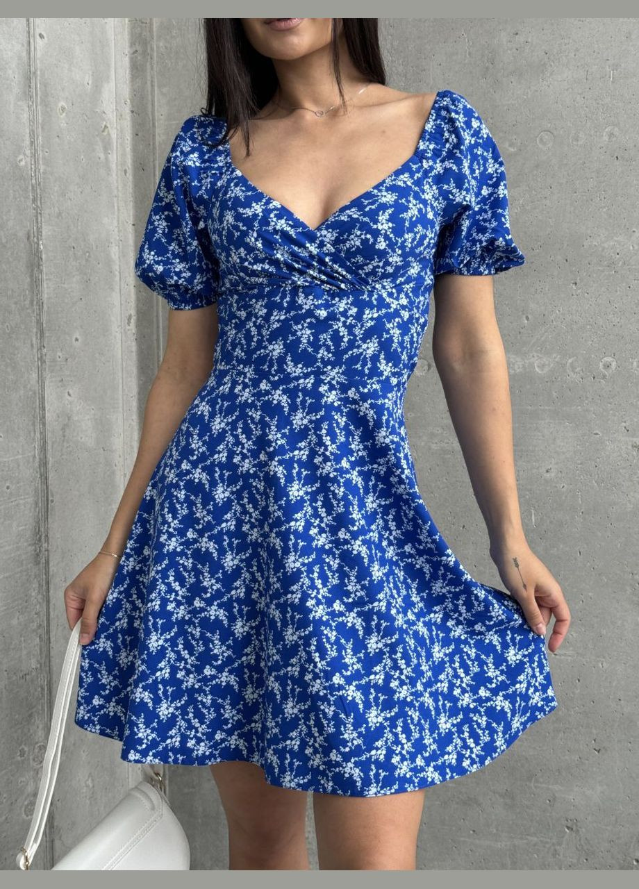 Синее красивое короткое летнее платье с открытым декольте в цветочном принте, лёгкое синее платье из супер-софта с коротким рукавом No Brand