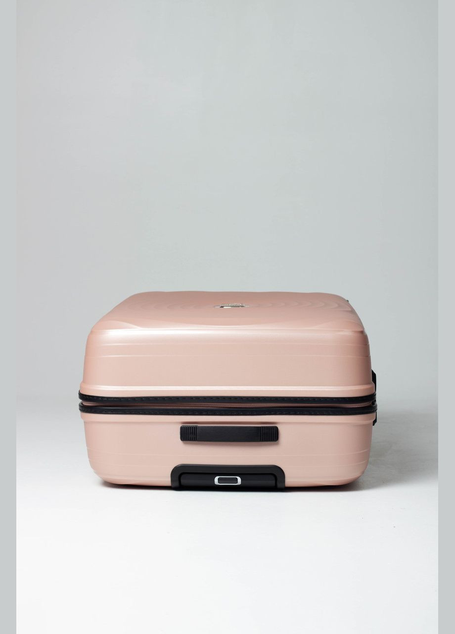 Чемодан средний M полипропилен пудра 66х45х27см/72л/3кг/ 35203 Snowball (324801795)