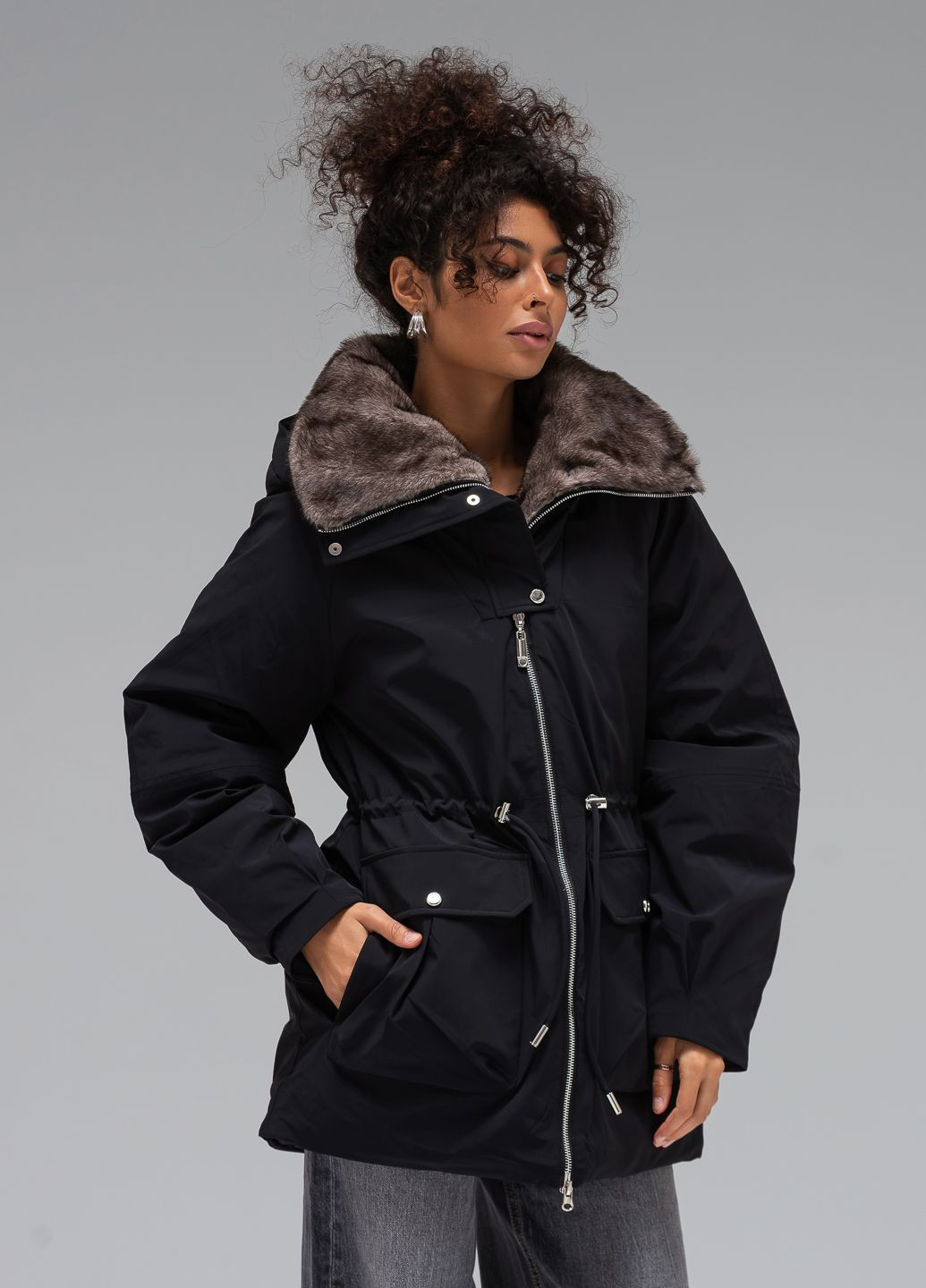 Черная зимняя куртка с капюшоном модель Viva 5218