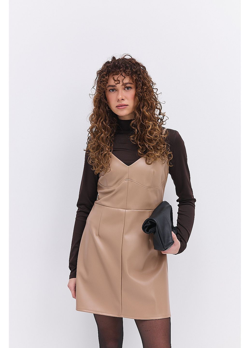 Светло-бежевое короткое кожаное платье на тонких бретелях Arjen