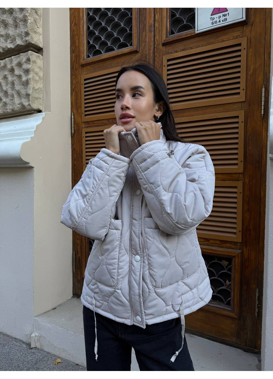 Сіро-бежева демісезонна жіноча коротка куртка вільного крою MonCher