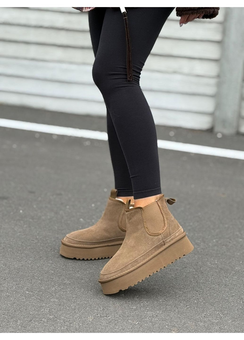 Жіночі уггі натуральна замша на платформі черевики теплі бежеві з хутром челсі зимові No Brand (366089054)