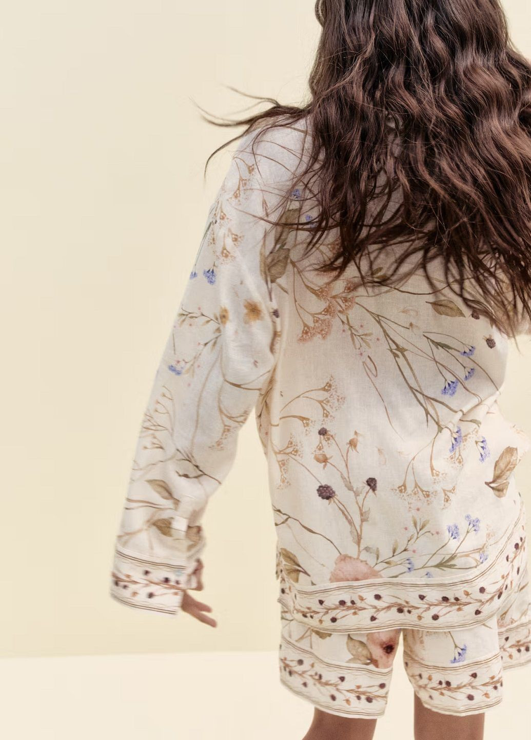 Светло-бежевая праздничный рубашка с цветами H&M