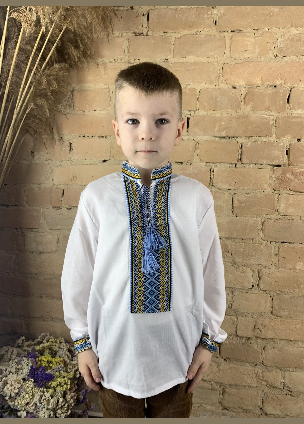 Белая детская вышиванка для мальчика голубовато-желтая нашивка НоКо хлопок (305695288)