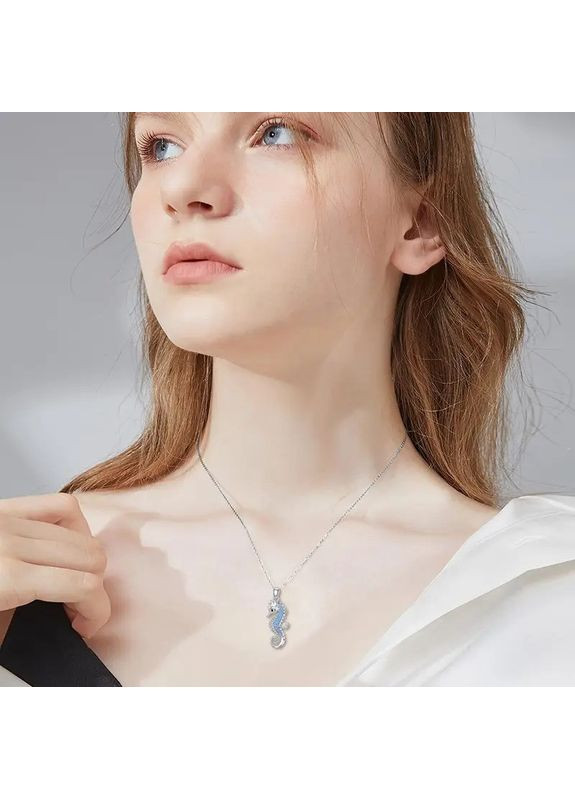 Кулон женский серебристый Морской конёк с голубыми и белыми кристаллами 2.5 см 45+4 см AurumLux067 Liresmina Jewelry (356109227)