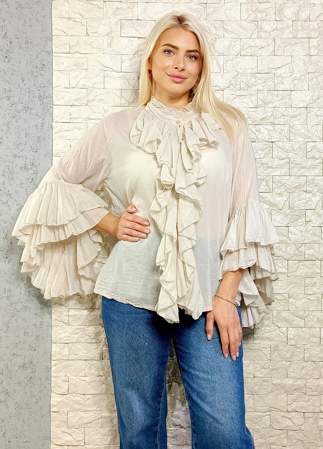 Светло-бежевая блуза Posse батистова декорована воланами
