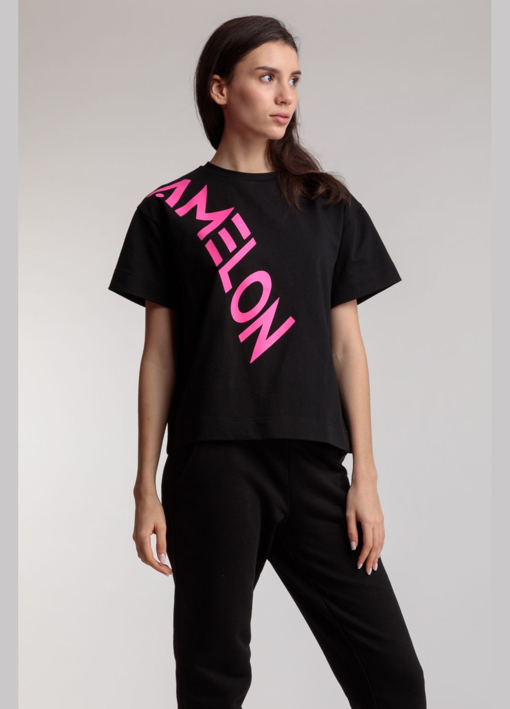 Футболка прямая черная с большой малиновой надписью женская Amelon Clothing Футболка - (280916159)