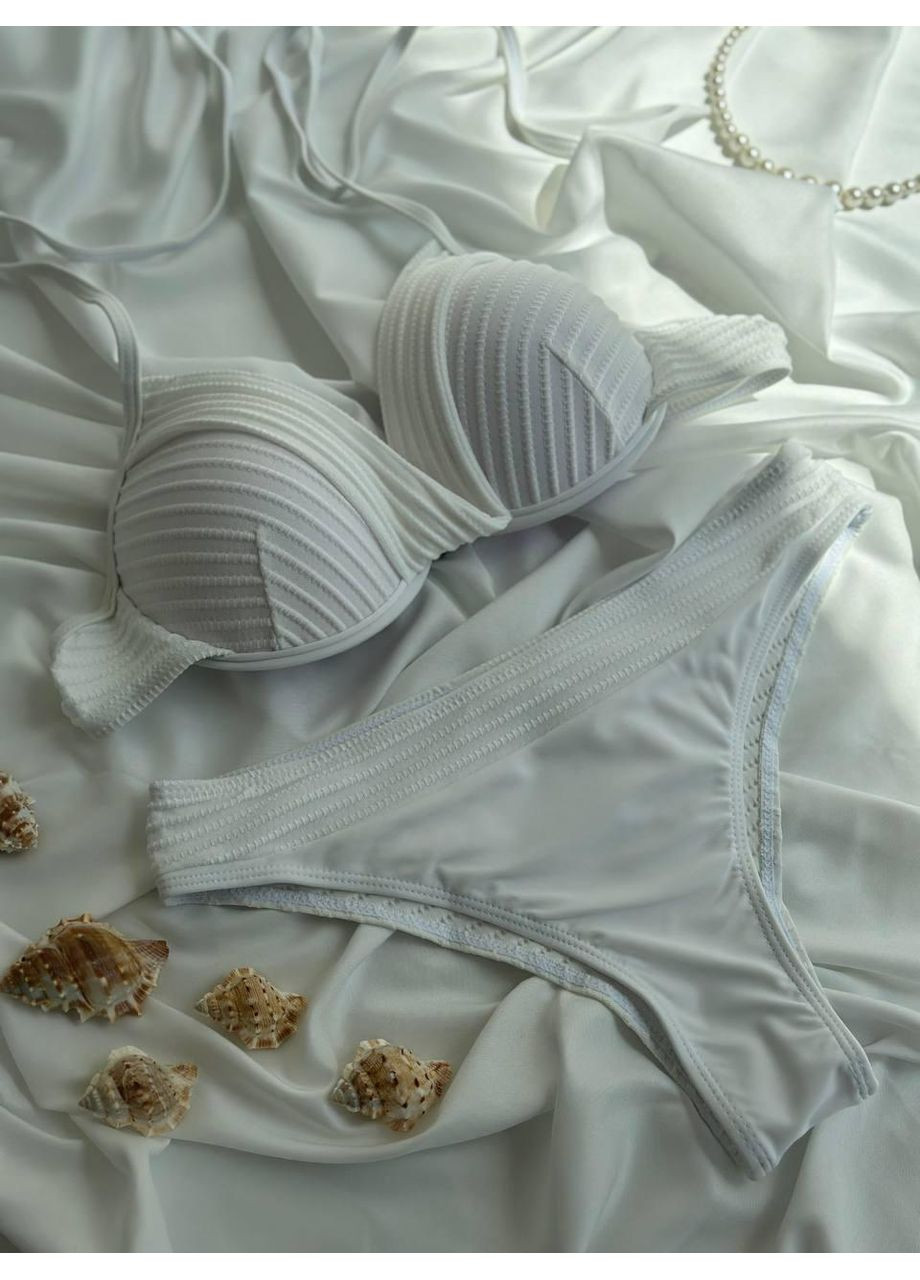 Белый летний женский купальник с формованными чашками и драпировкой / женский стильный купальник белый фактурный с поддержкой No Brand