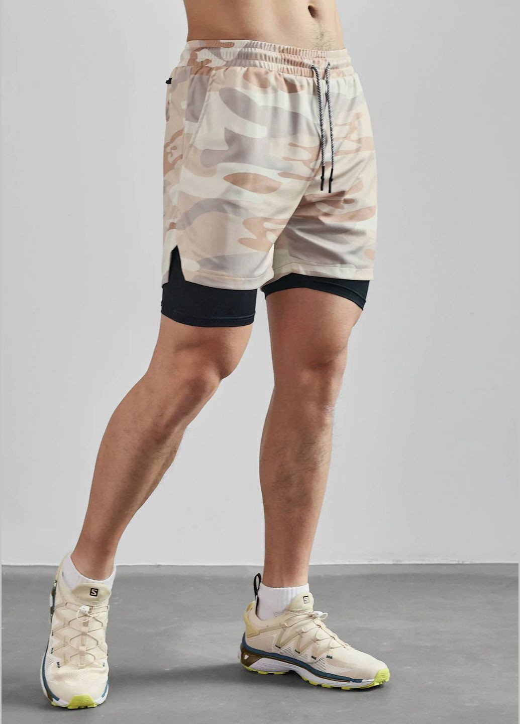 Спортивные шорты бежевый камуфляж с черными тайтсами для тренировок и бега No Brand (348317808)