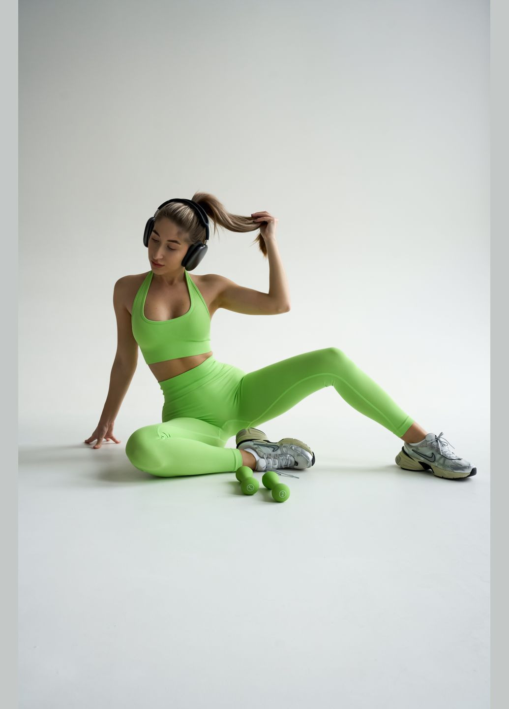 Спортивный женский костюм для йоги и фитнеса (топ с открытой спинкой + леггинсы пуш-ап) Бесшовный Однотонный Салатовый GK Двійка: топ + легінси (316472126)