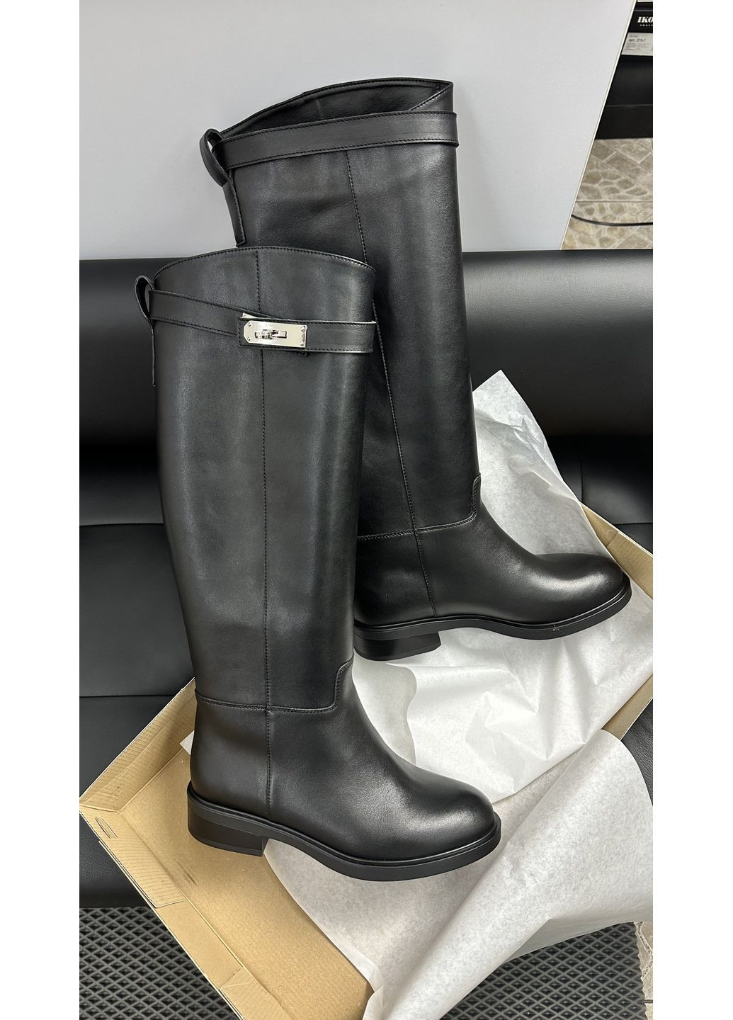 Зимние женские зимние сапоги. ботфорты Madiro с заклепками