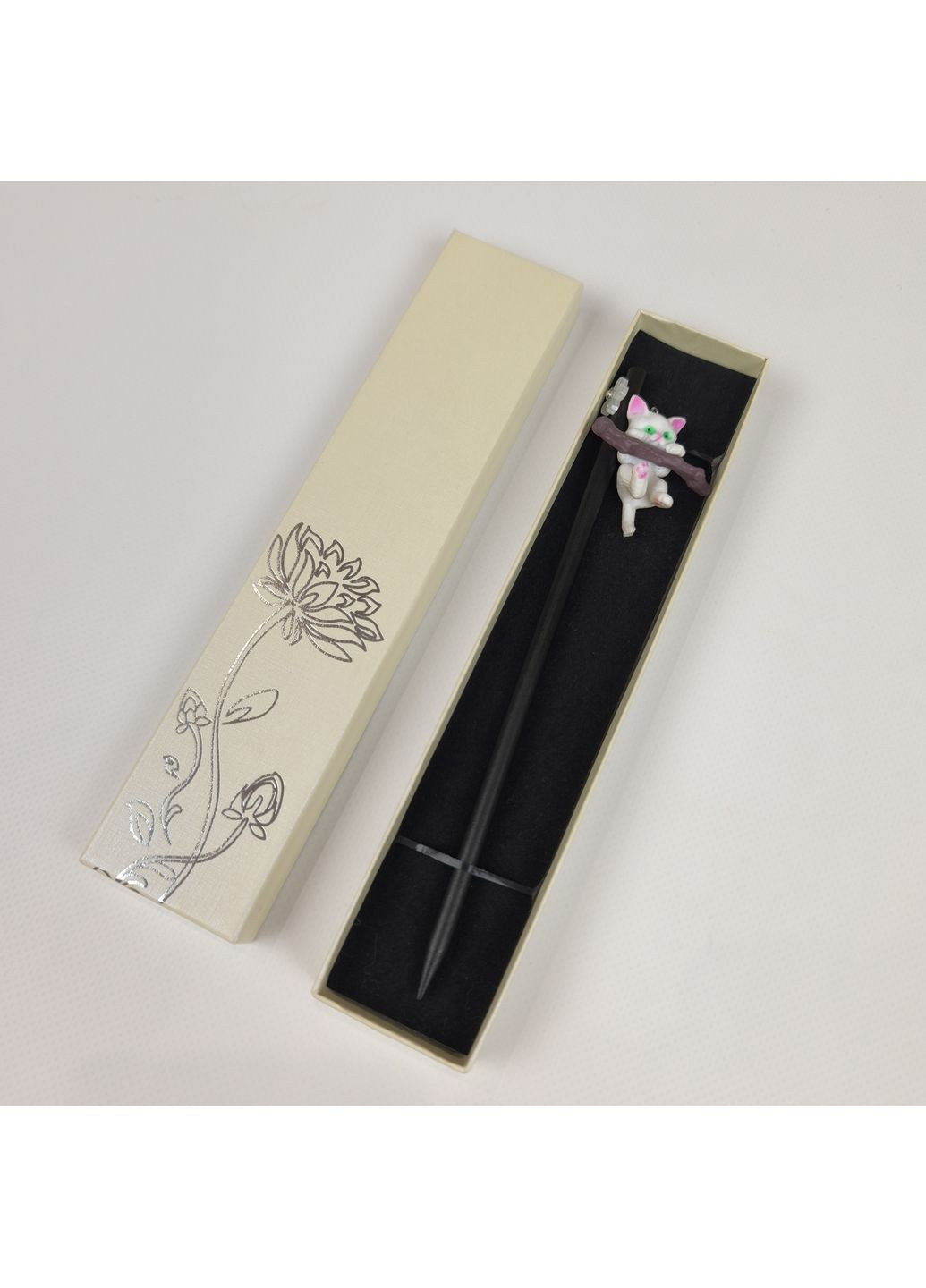 Китайська паличка дерев'яна шпилька для волосся з прикрасою у формі котик у подарунковій коробочці, чорна No Brand (352474435)