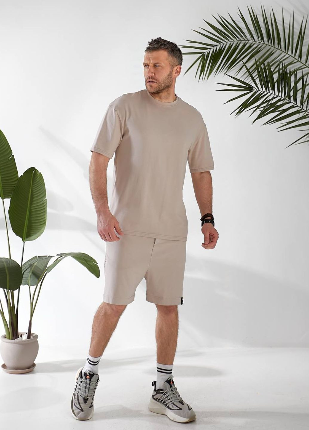 Бежевый летний базовый костюм-двойка: футболка и брюки с шортами Україна