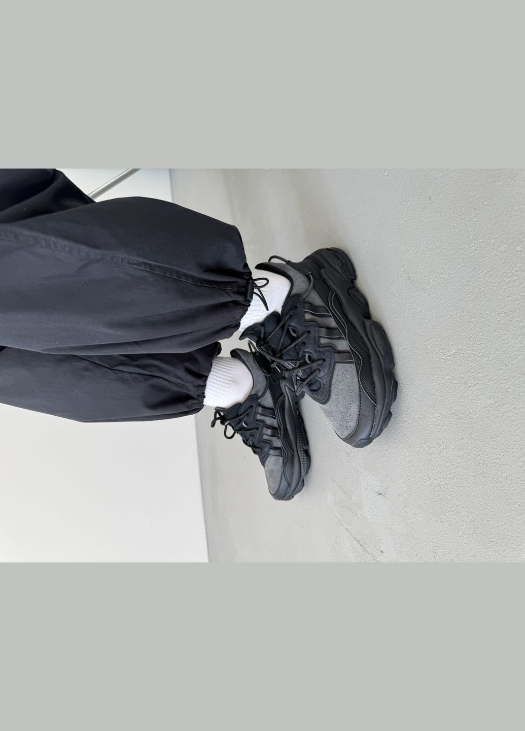 Черные демисезонные кроссовки мужские и женские adidas ozweego black | адидас озвиго черные No Brand