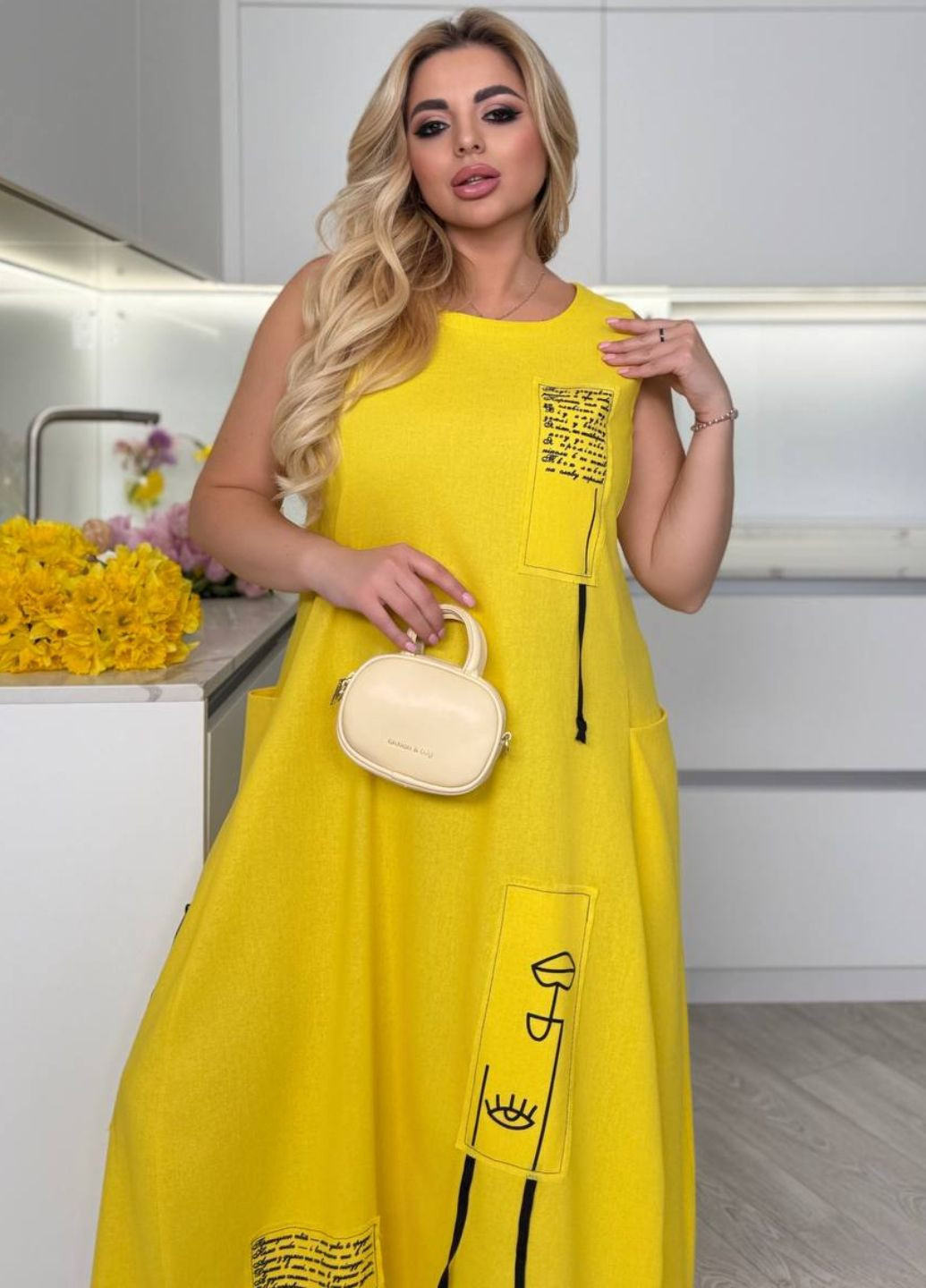 Желтое повседневный базовое легкое свободное летнее меди платье без рукавов с карманами Tik-Tak с надписью