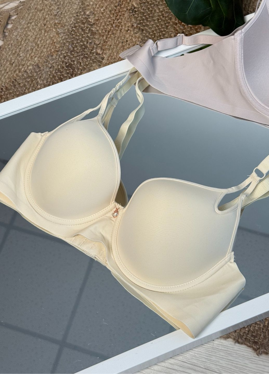 Чорний гладкий бюстгальтер із формованими чашками із тонкого поролону колекції "гортензія" VIDCHUY