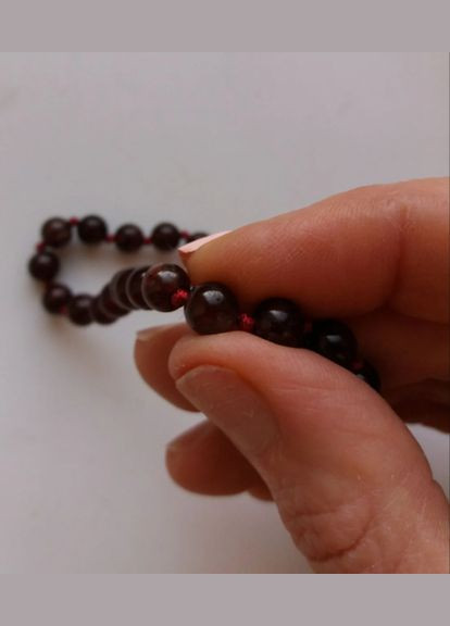 Четки из натурального камня Гранат 108 бусин с узлами d 6мм No Brand (336950749)