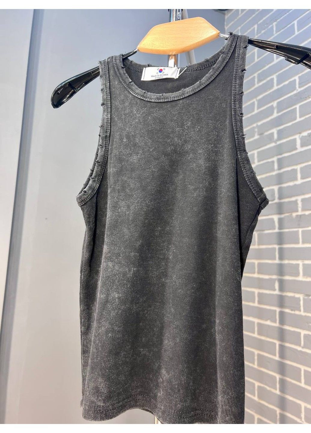 Майка женская YI FANG 501-2733 вареная рубчик порезанные швы No Brand — 304548552