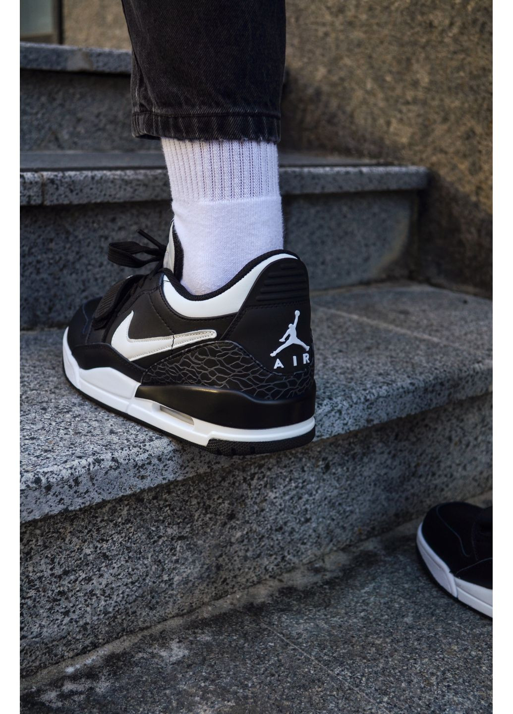 Черные демисезонные кроссовки мужские nike air jordan legacy low black white найк аир джордан No Brand