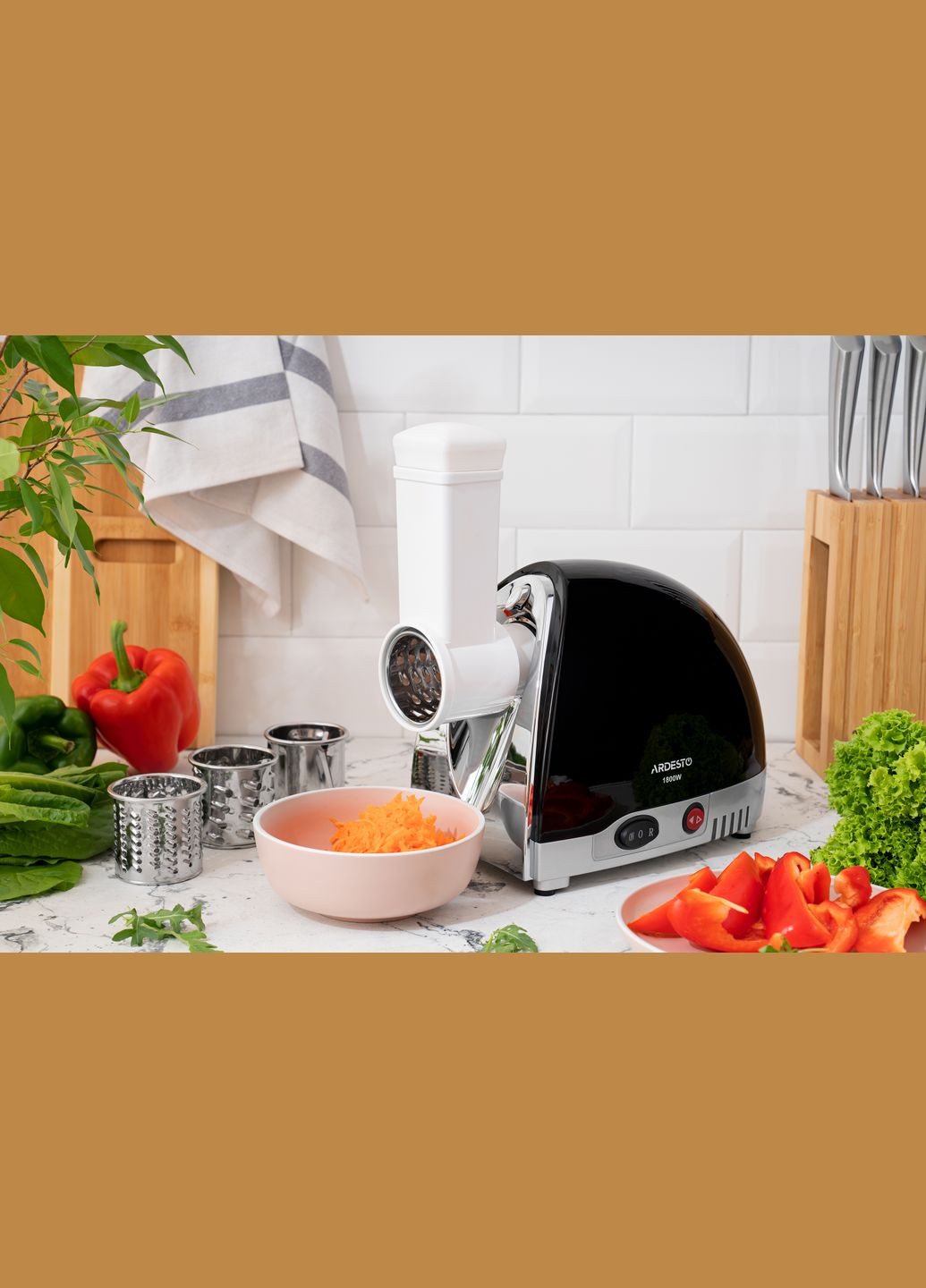 М'ясорубка, 1800Вт, продук.-2кг/хв, 3 решітки + для ковб., кеббе, 4 терки, пластик, чорно-сріблястий Ardesto (314749665)