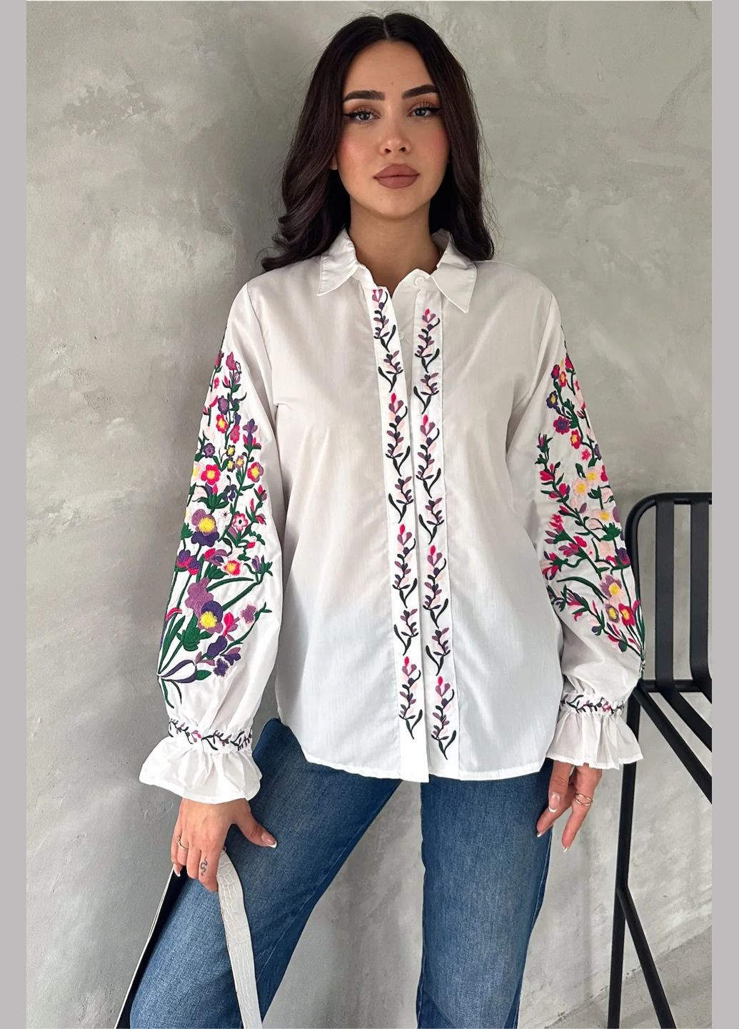 Белая блузка с цветком вышивкой на рукава ESQ
