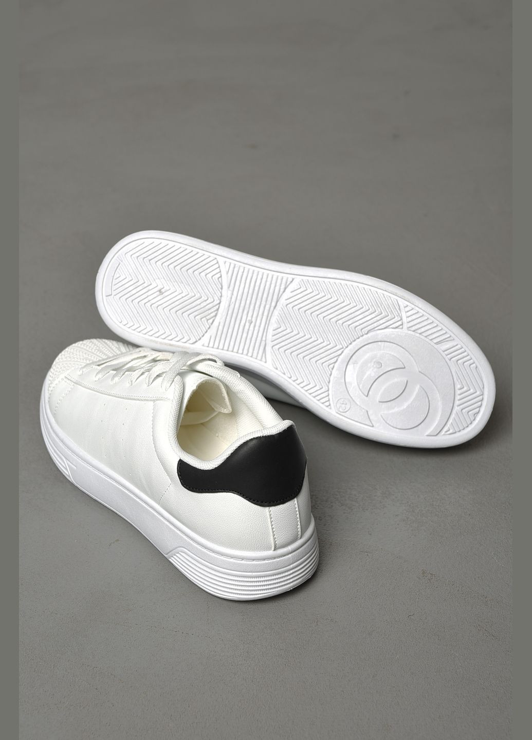 Белые демисезонные кроссовки мужские белого цвета на шнуровке Let's Shop