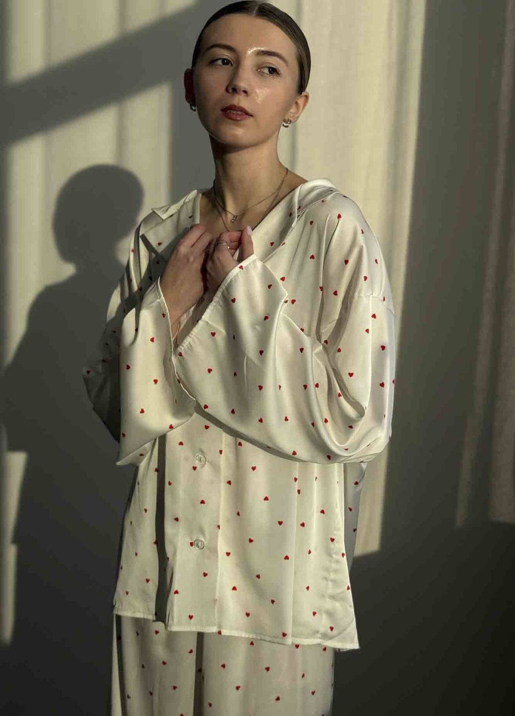 Белая всесезон пижама коллекции «объятия» с принтами (сорочка, штани, резинка) VIDCHUY