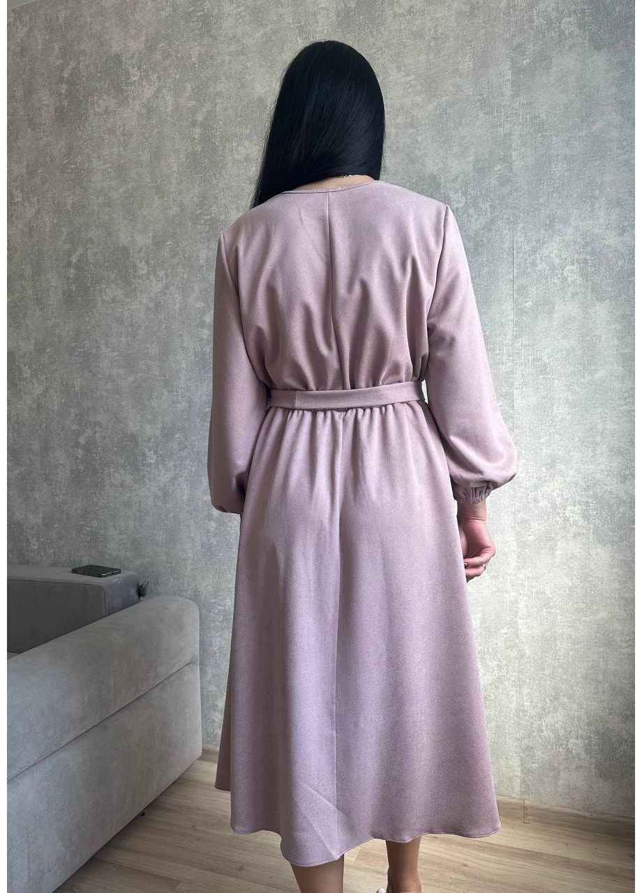 Пудрова вечірня замшова сукня довжини міді з поясом MonCher
