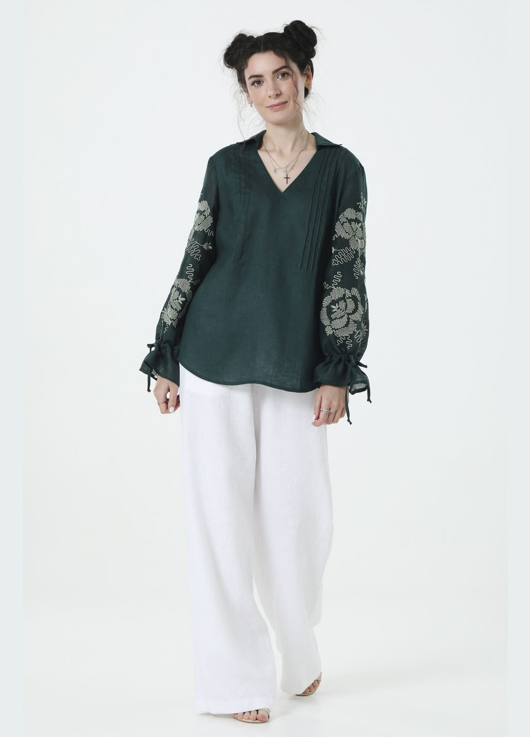 Зелёная длинная льняная женская вышиванка с широким рукавом и цветочной вышивкой аннета. зеленый, р.48, код 9470/48/1330 ГАЛЕРЕЯ ЛЬОНУ