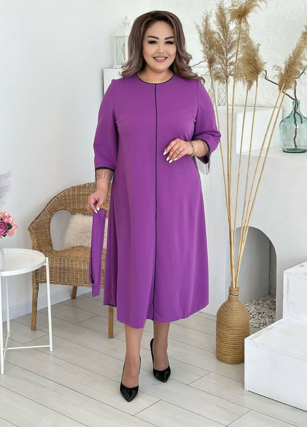 Фиолетовое коктейльное женское платье свободного кроя с бахромой и черным кантом. а-силуэт Tik-Tak однотонное