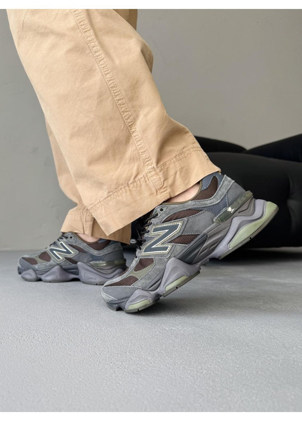 Серые демисезонные кроссовки мужские new balance 9060 grey brown нью беланс 9060 No Brand
