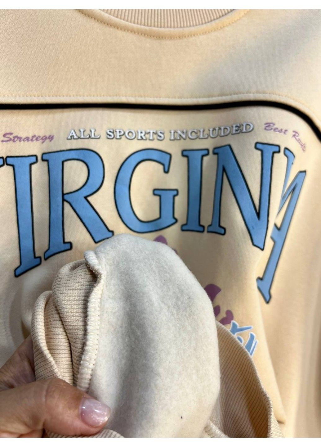 Світло-бежевий світшот жіночий 2468 напис попереду virginia утеплений на флісі модель оверсайз Olivia (304291662)